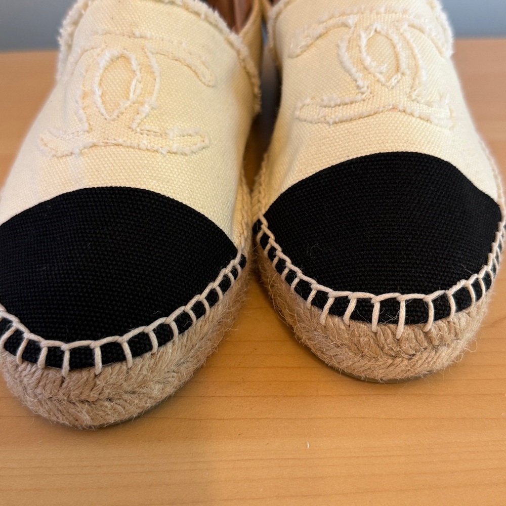 CHANEL Two-Tone Espadrilles in Black and Cream - Picture 2 of 11